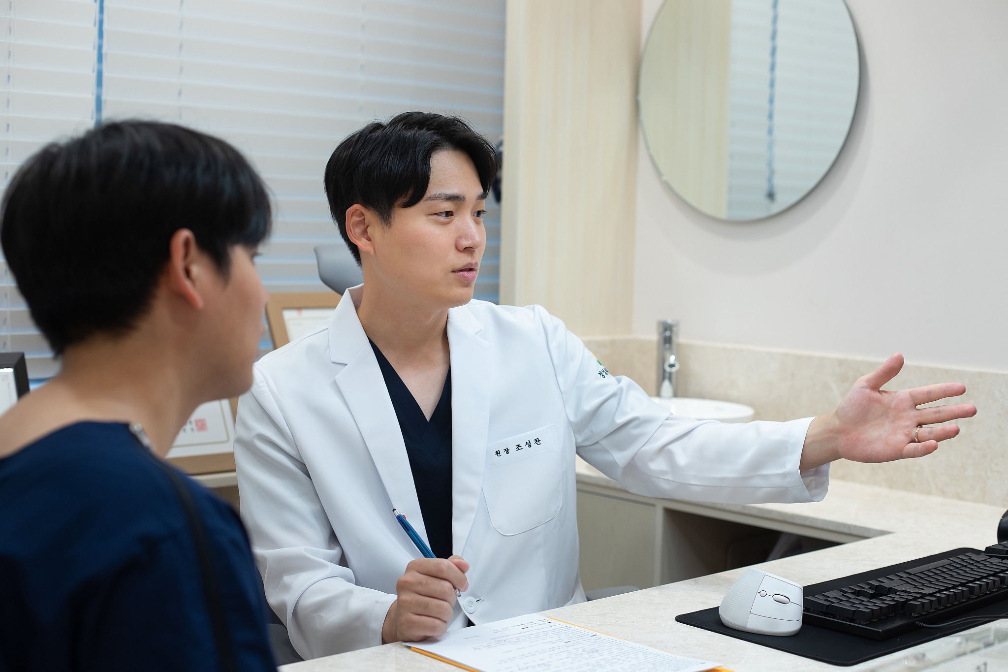 진료실에서 환자에게 상담 내용을 설명하는 조성찬 원장